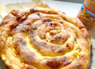 Χειροποίητη τραβηχτή πίτα σε σχήμα κοχλία μέσα σε ταψί με χρυσαφένιο χρώμα και τραγανές στρώσεις φύλλου