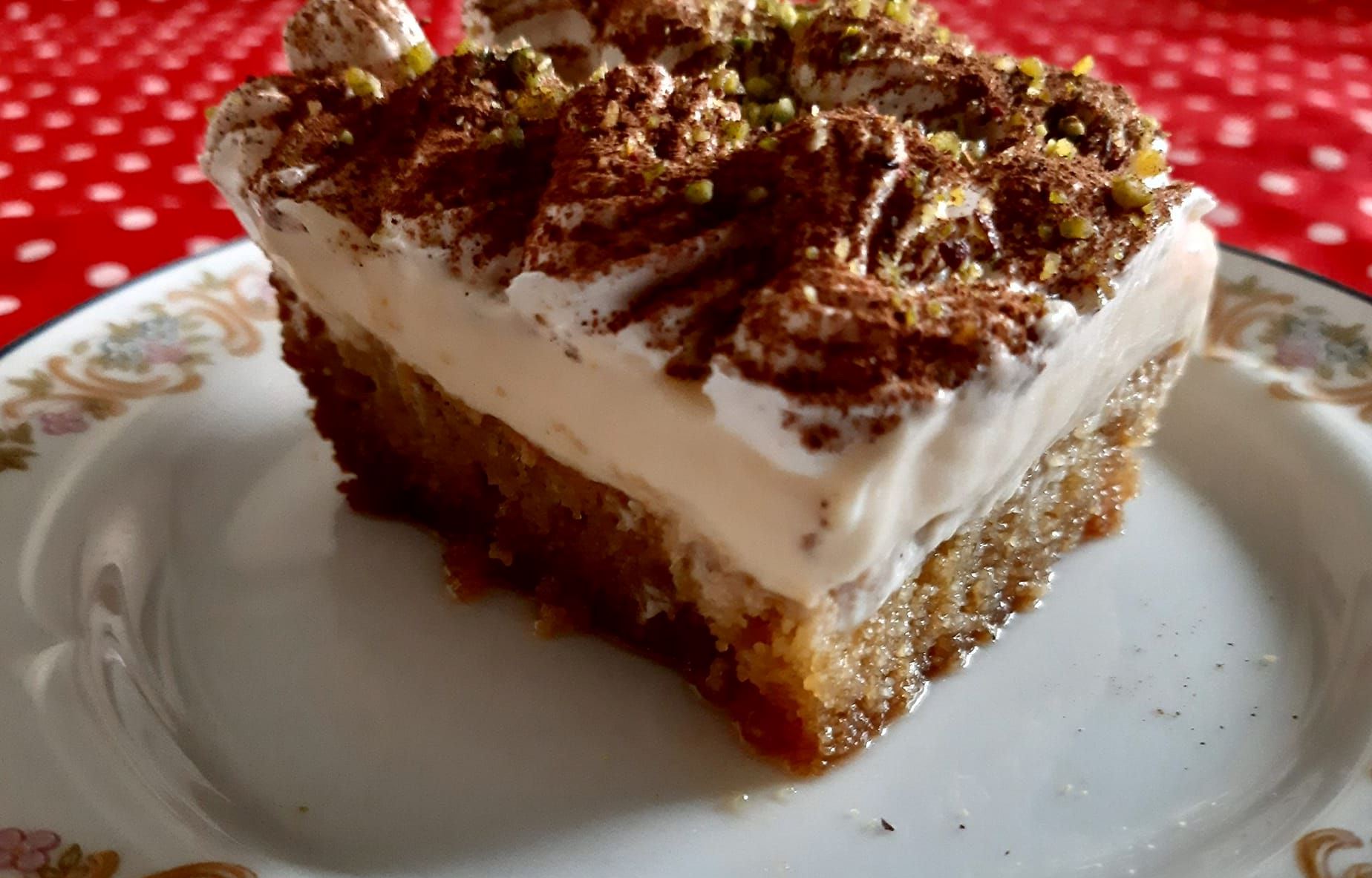 Κομμάτι από Βυζαντινό γλυκό, που αναδεικνύει την αφράτη βάση και τη βελούδινη κρέμα