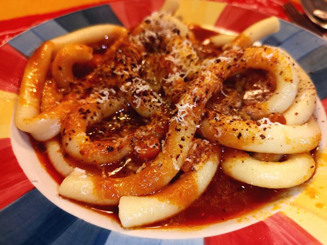 Μακαρόνια Χοντρά με σάλτσα