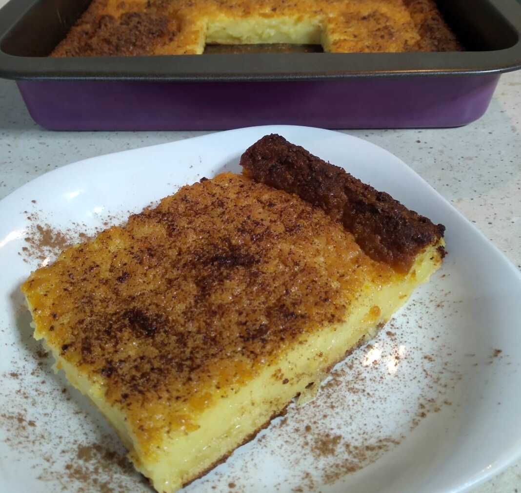 Γαλατόπιτα χωρίς φύλλο και χωρίς μίξερ, ψημένη, σερβιρισμένη με κανέλα.