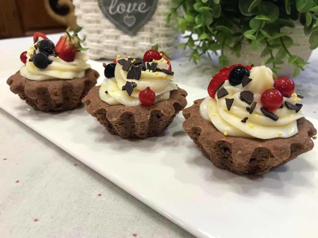 KalathakiaKrema Καλαθάκια με βάση σοκολάτας με ξηρούς καρπούς κσι μια απαλή κρέμα