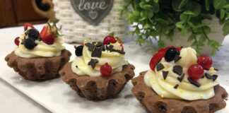 Καλαθάκια με βάση σοκολάτας με ξηρούς καρπούς κσι μια απαλή κρέμα