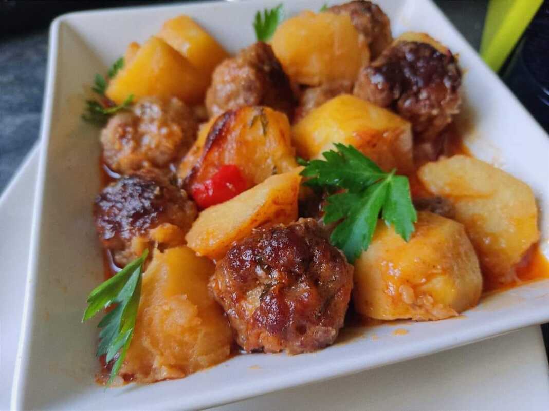 Κεφτέδες στο φούρνο με ντομάτα και πατάτες