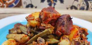 Ένα μεγάλο πιάτο γεμάτο με ζουμερό Μοσχάρι με Μπάμιες στο Φούρνο και φρέσκες πατάτες, έτοιμο για σερβίρισμα.