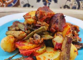 Mπάμιες στο φούρνο μαζί με μοσχαράκι, φρέσκες πατάτες Ένα μεγάλο πιάτο γεμάτο με ζουμερό Μοσχάρι με Μπάμιες στο Φούρνο και φρέσκες πατάτες, έτοιμο για σερβίρισμα.