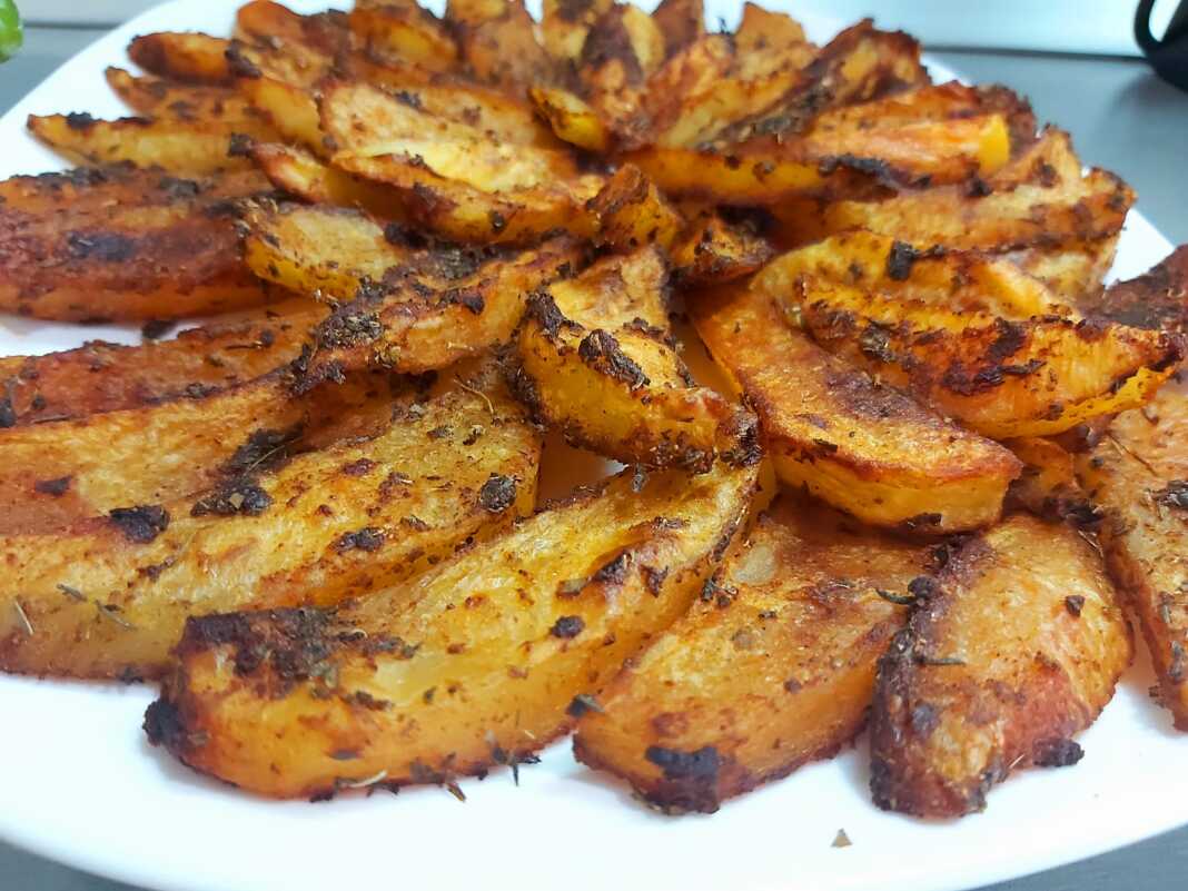 PatatesFoyrnoy Κοντινό πλάνο στις Πατάτες Φούρνου με μυρωδικά και πάπρικα.