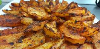 Κοντινό πλάνο στις Πατάτες Φούρνου με μυρωδικά και πάπρικα.