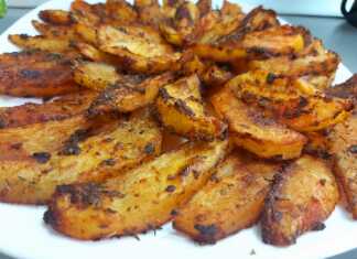 Κοντινό πλάνο στις Πατάτες Φούρνου με μυρωδικά και πάπρικα.