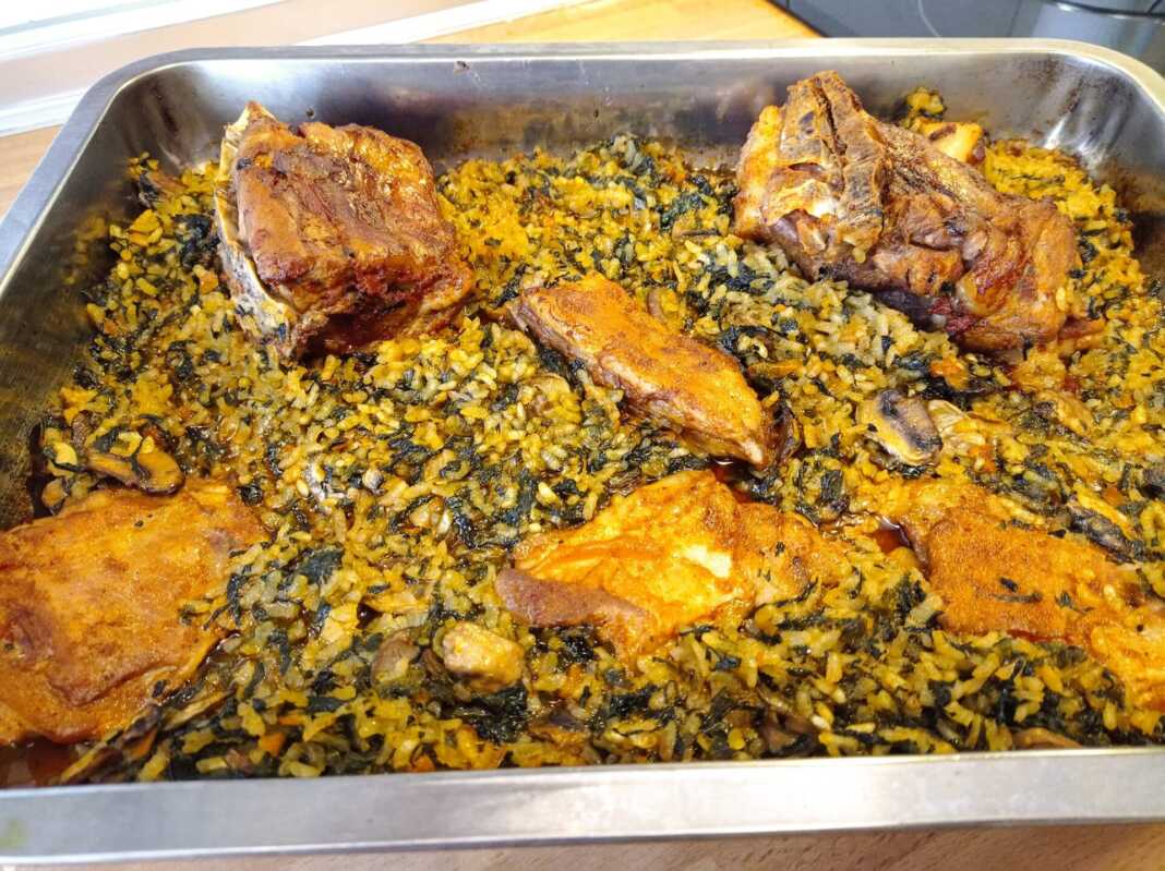 Αρνάκι με ρύζι, σπανάκι και φρέσκα κρεμμυδάκια στο φούρνο