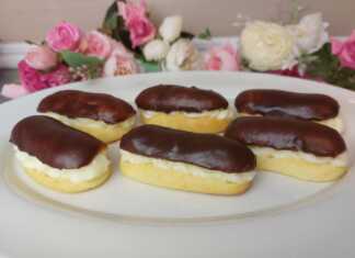 Ένα πιάτο με εκλεράκια με γλάσο σοκολάτας, έτοιμα για σερβίρισμα.