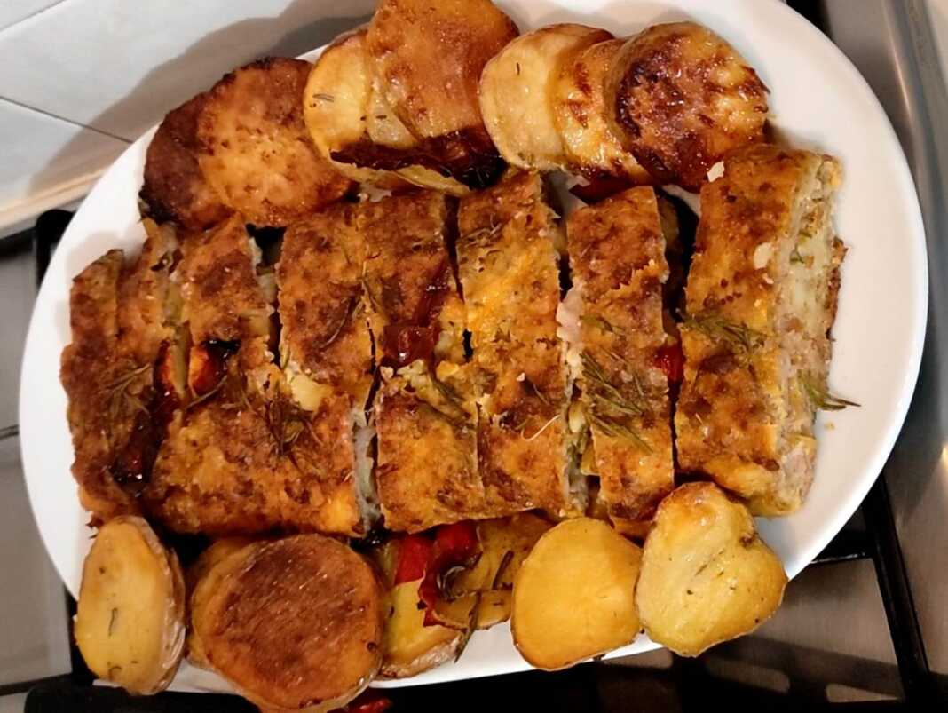 Γεμιστό Ρολό με μαγειρεμένο ζαμπόν, αγκινάρες σε λάδι και μοτσαρέλα, με πατάτες και πιπεριές ψημένες στο φούρνο 