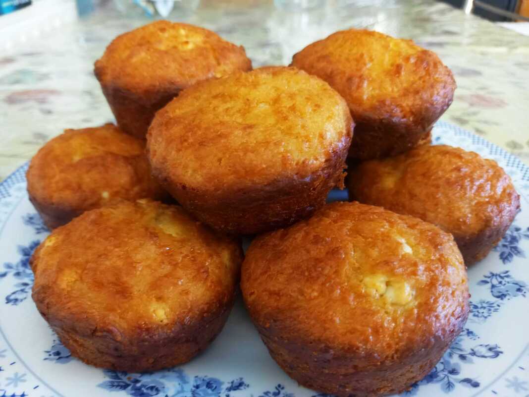 Τα ψημένα **Τυροπιτάκια με Γιαούρτι** σε πιατέλα.