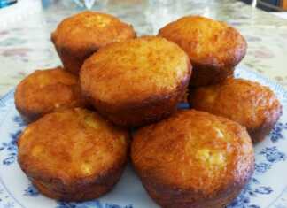 Τα ψημένα **Τυροπιτάκια με Γιαούρτι** σε πιατέλα.