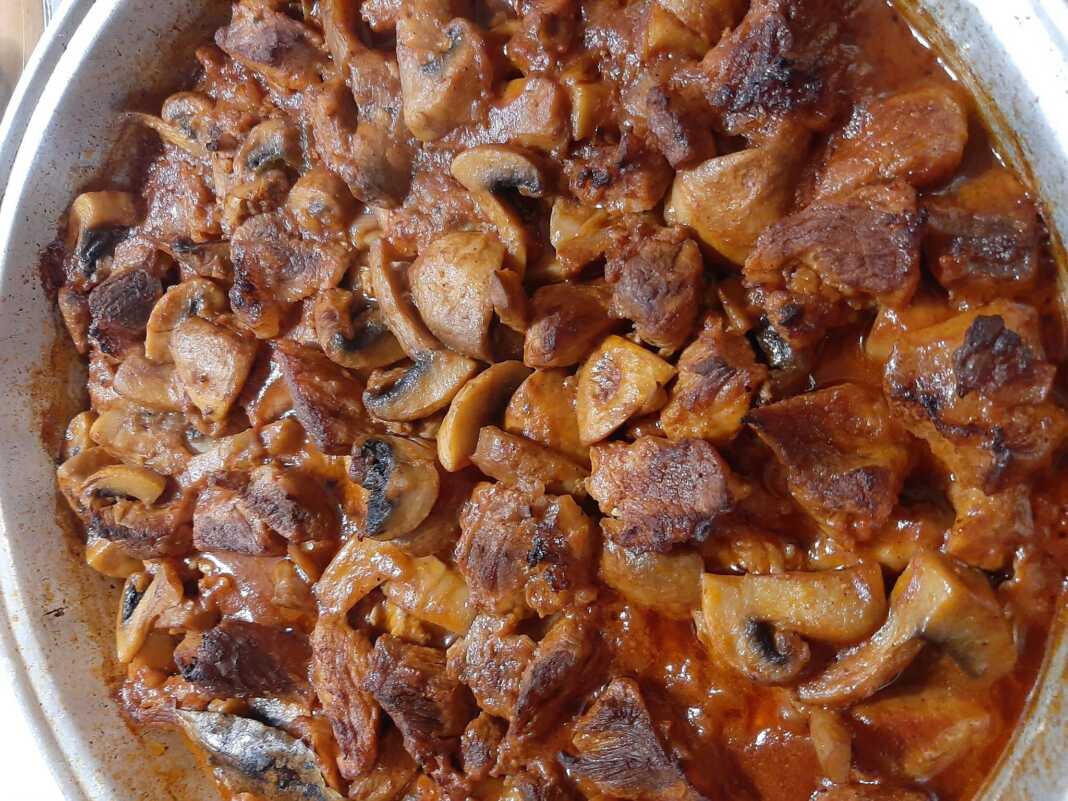 hoirinoManitaria Χοιρινό με μανιτάρια στο φούρνο