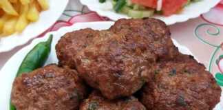Κεφτεδάκια τηγανητά, πατάτες και σαλάτα…ποιος δε το έχει λατρέψει Κεφτεδάκια τηγανητά