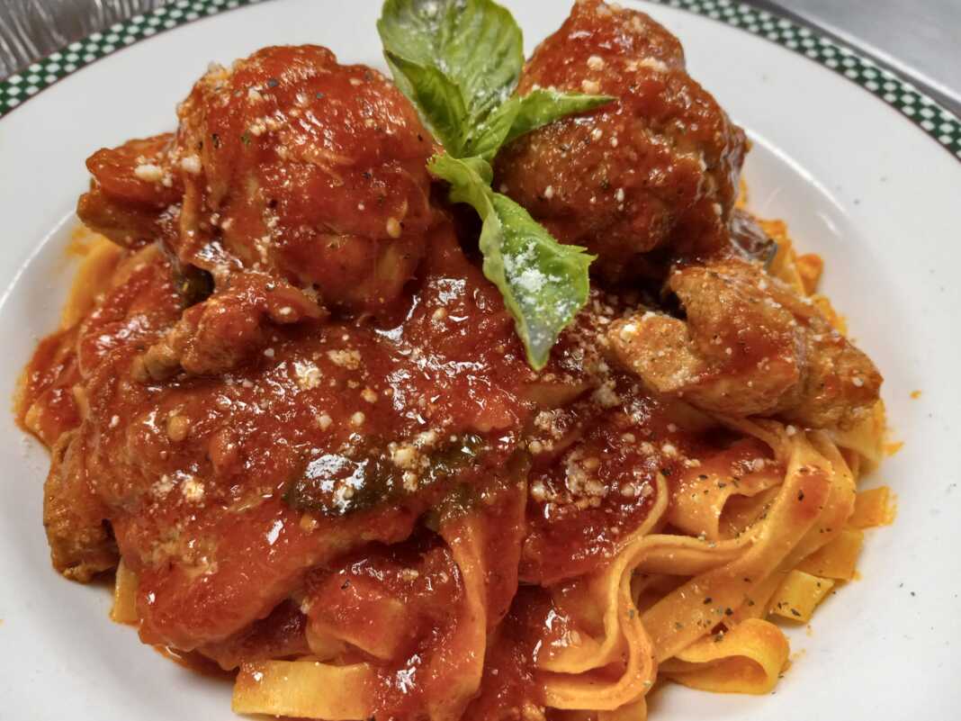 keftedakiamezymarikaKokkinista1 Φετουτσίνι με ανάμεικτο κιμά κεφτέδες