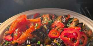 Κεμπάπ Μελιτζάνας στο ταψί με κόκκινη σάλτσα