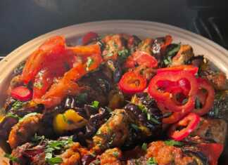 Κεμπάπ Μελιτζάνας στο ταψί με κόκκινη σάλτσα