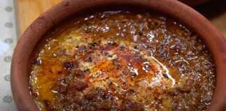 Κιμάς στο Φούρνο με Αυγό, σε ατομικό πήλινο μπολ, έτοιμο για σερβίρισμα.