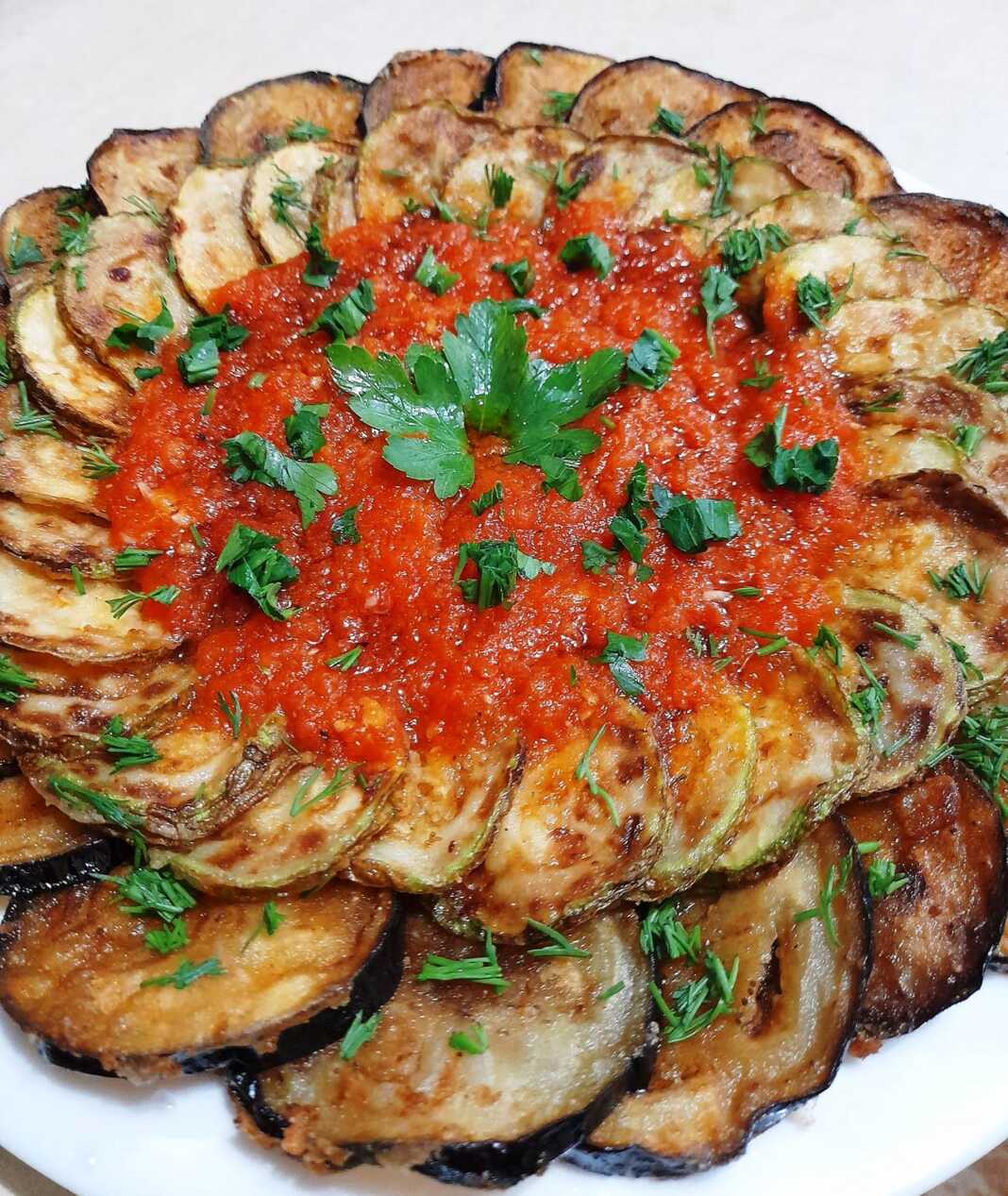 Κολοκυθάκια τηγανητά και μελιτζάνα με σάλτσα ντομάτας