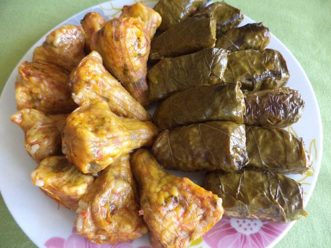 Πιάτο με αμπελόφυλλα και γεμιστά λουλούδια κολοκυθιού, σερβιρισμένα