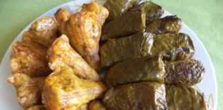 Πιάτο με αμπελόφυλλα και γεμιστά λουλούδια κολοκυθιού, σερβιρισμένα