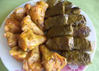 Πιάτο με αμπελόφυλλα και γεμιστά λουλούδια κολοκυθιού, σερβιρισμένα