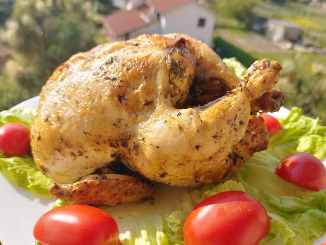 kotopoulostofourno Κοτόπουλο στο φούρνο με σκόρδο, θυμάρι, δεντρολίβανο και λεμόνι