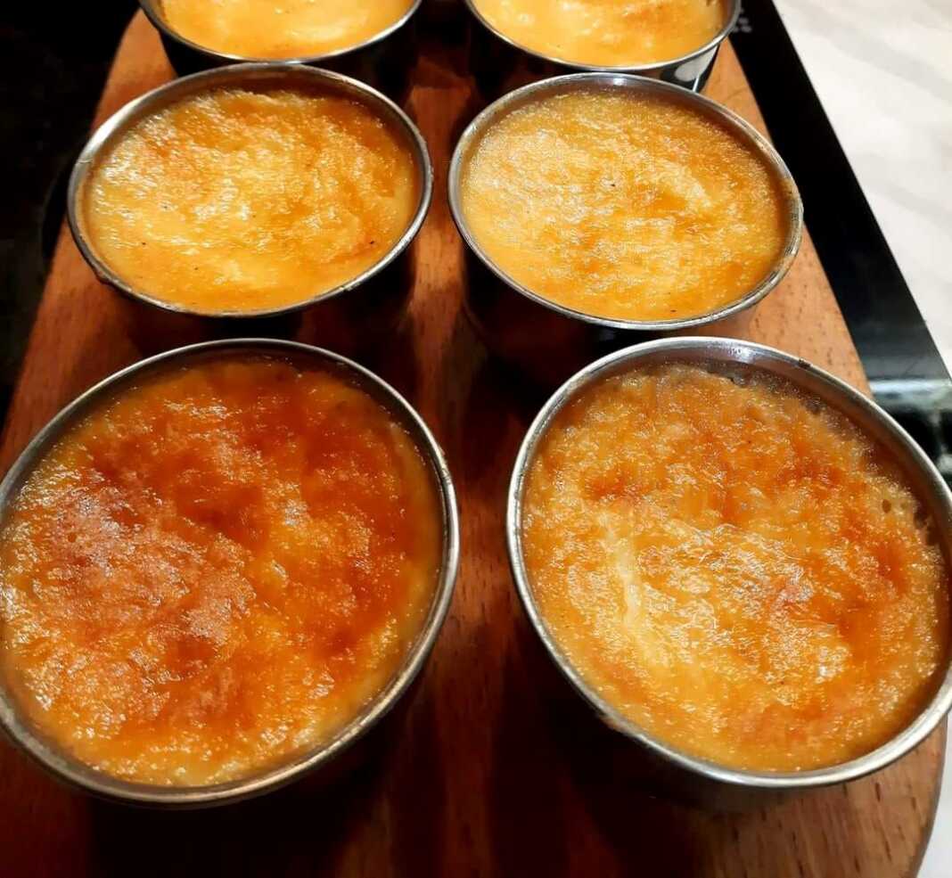 Ατομικά μπολάκια με κρέμα καραμέλας μέσα σε ταψί με νερό (μπεν μαρί)