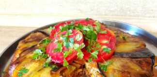 Στρώσεις από μελιτζάνες, πατάτες και κιμά, έτοιμες για ψήσιμο σε ταψί.