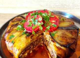 Στρώσεις από μελιτζάνες, πατάτες και κιμά, έτοιμες για ψήσιμο σε ταψί.