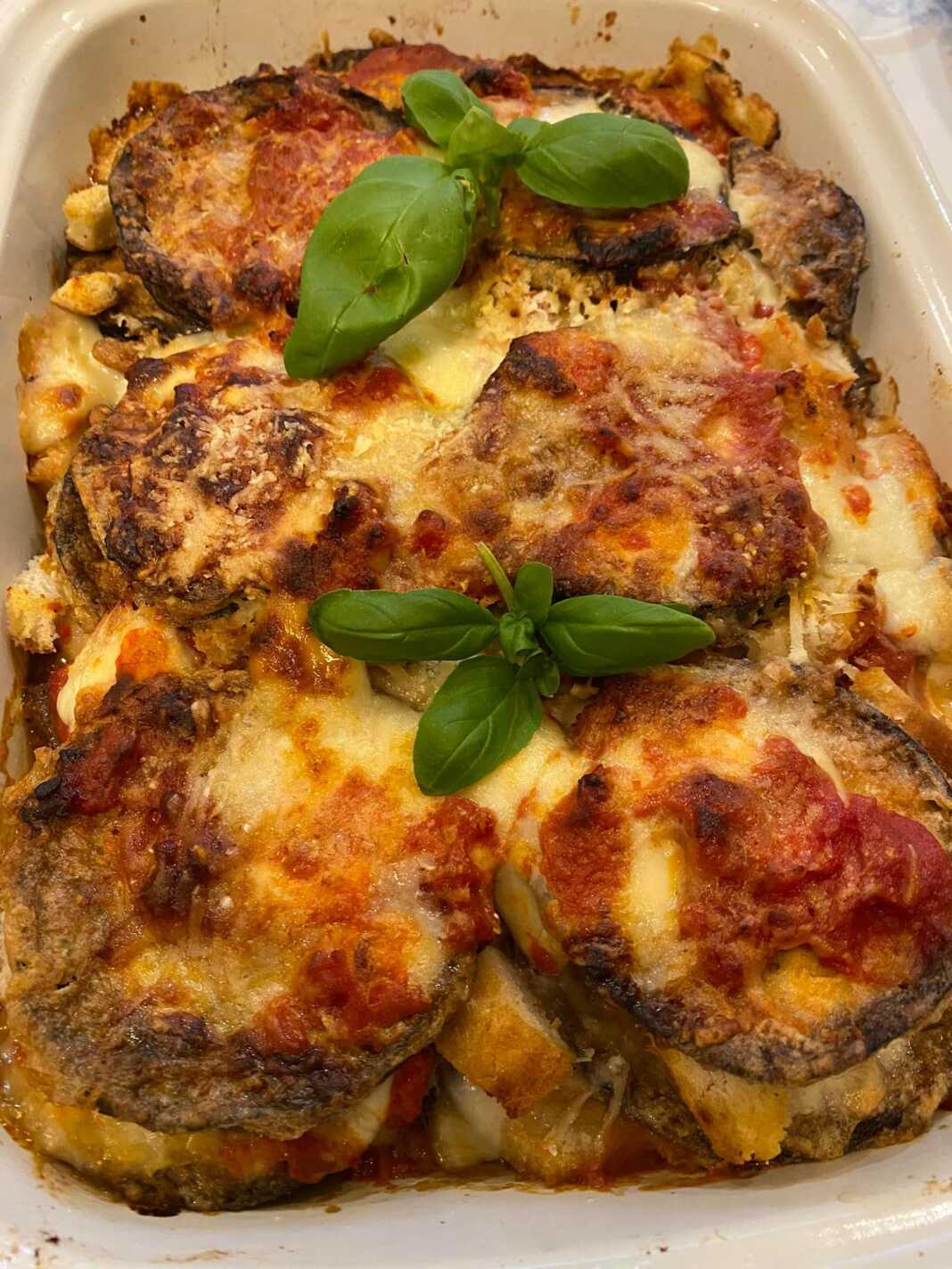 melitzanaParmezana Το ταψί με τις στρώσεις από μελιτζάνες, σάλτσα και τυριά