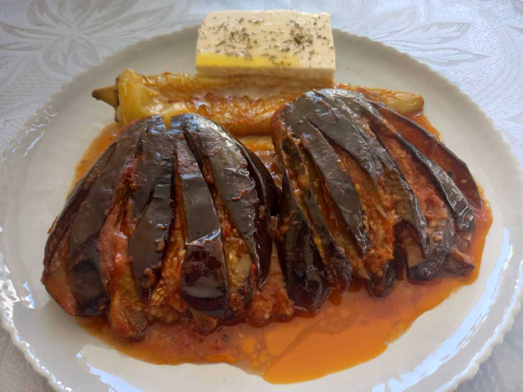 Τηγανιτές μελιτζάνες και πιπεριές στη κατσαρόλα με σάλτσα ντομάτας