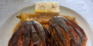 Τηγανιτές μελιτζάνες και πιπεριές στη κατσαρόλα με σάλτσα ντομάτας