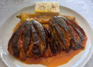 Καλοτηγανισμένες μελιτζάνες σε σχήμα μπαστουνάκια και ολόκληρες πιπεριές μέσα σε πλούσια σάλτσα ντομάτας με σκόρδο και δυόσμο