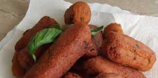 Μελιτζανοκεφτέδες…είναι πεντανόστιμοι Μια στοίβα από χρυσαφένιους, τηγανητούς μελιτζανοκεφτέδες σε ένα πιάτο, γαρνιρισμένους με φρέσκα μυρωδικά.