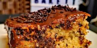 Κομμάτια Τρουφάτο Μυρμηγκάτο με πλούσιο γλάσο σοκολάτας, σερβιρισμένα σε πιατέλα.