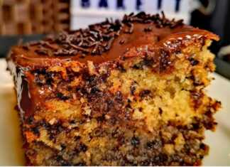 Κομμάτια Τρουφάτο Μυρμηγκάτο με πλούσιο γλάσο σοκολάτας, σερβιρισμένα σε πιατέλα.