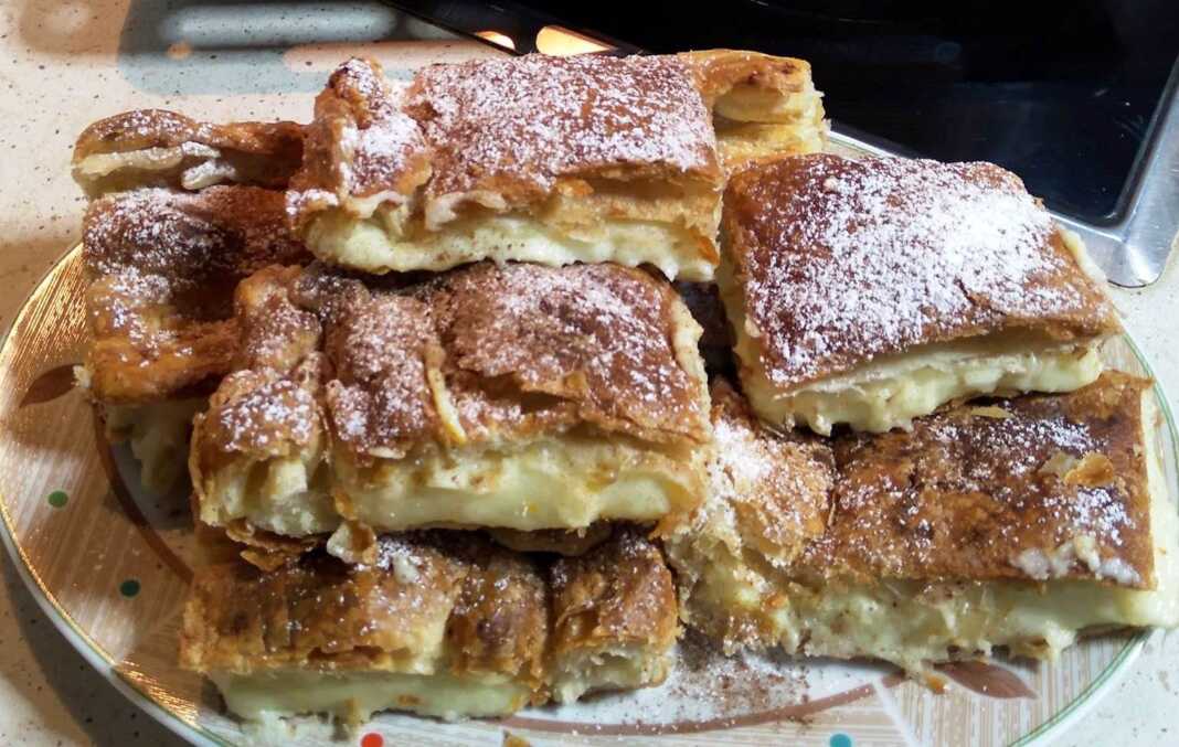 Χρυσαφένια Μπουγάτσα με Κρέμα, πασπαλισμένη με άχνη και κανέλα.