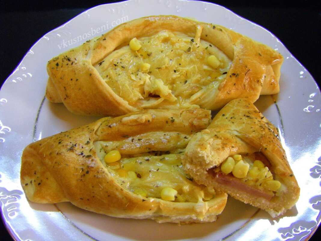 peinirli0 Πεινιρλί με ζαμπόν, καλαμπόκι και κίτρινο τυρί.