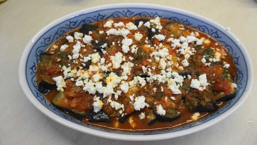 rolakiaMelitzanas0 Ένα πιάτο γεμάτο με λαχταριστά Ρολάκια Μελιτζάνας με τυρί, με ροδισμένη φέτα στην επιφάνεια, έτοιμα για σερβίρισμα