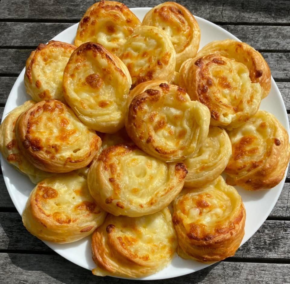 rolakiaSfoliatasTiriKrema Ρολάκια σφολιάτας με τυρί κρέμα και κίτρινο τυρί