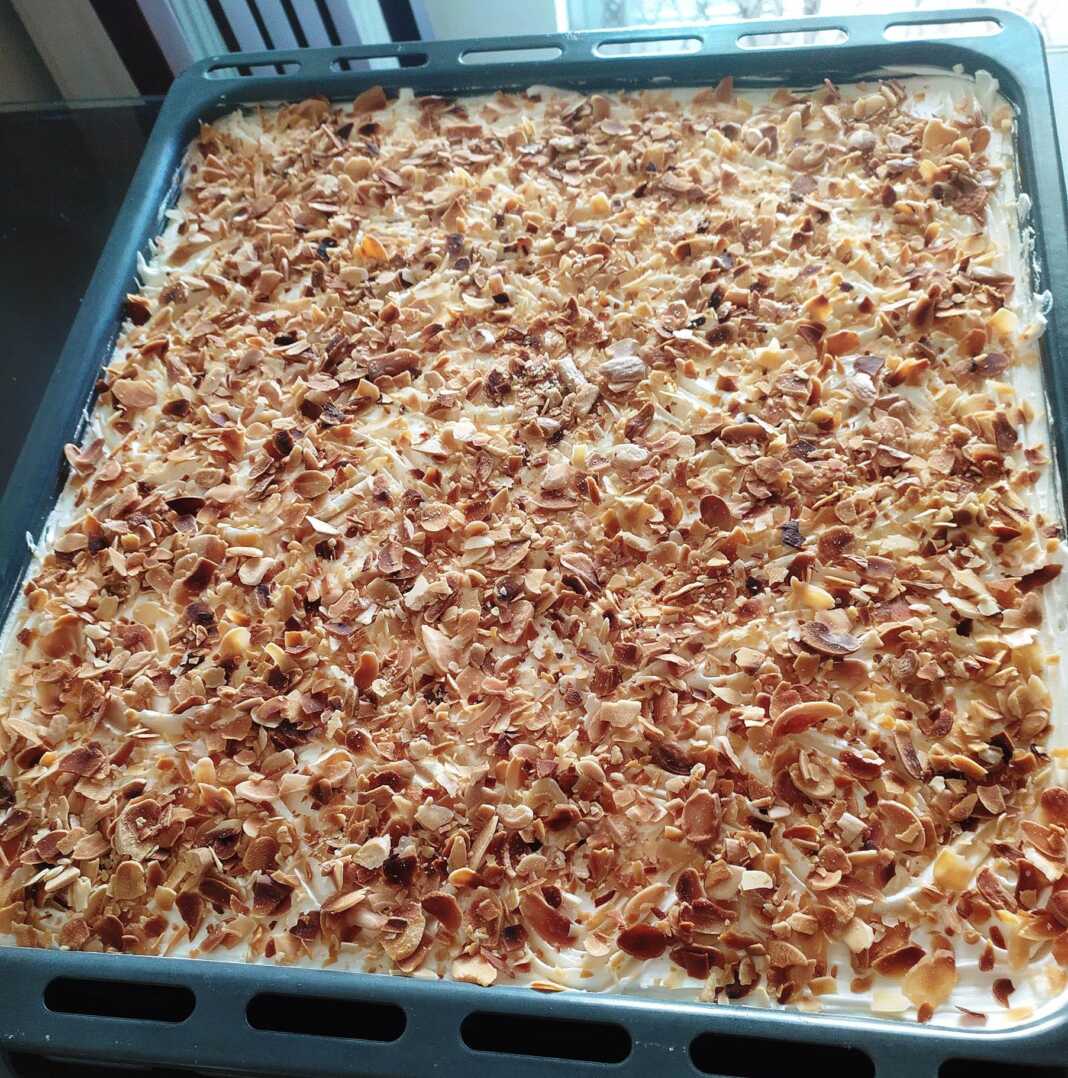 Ένα κομμάτι σουλτάν κανταΐφι που δείχνει τις στρώσεις: το σιροπιασμένο καταΐφι στη βάση, μια παχιά στρώση κρέμας, μια στρώση λευκής σαντιγί και καβουρδισμένα αμύγδαλα στην κορυφή.