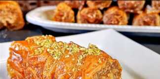 Σουρωτά Λέσβου κομμένα σε κομμάτια, γεμισμένα με πλούσια πραλίνα σοκολάτας, σερβιρισμένα σε πιατέλα.