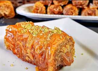 Σουρωτά Λέσβου κομμένα σε κομμάτια, γεμισμένα με πλούσια πραλίνα σοκολάτας, σερβιρισμένα σε πιατέλα.