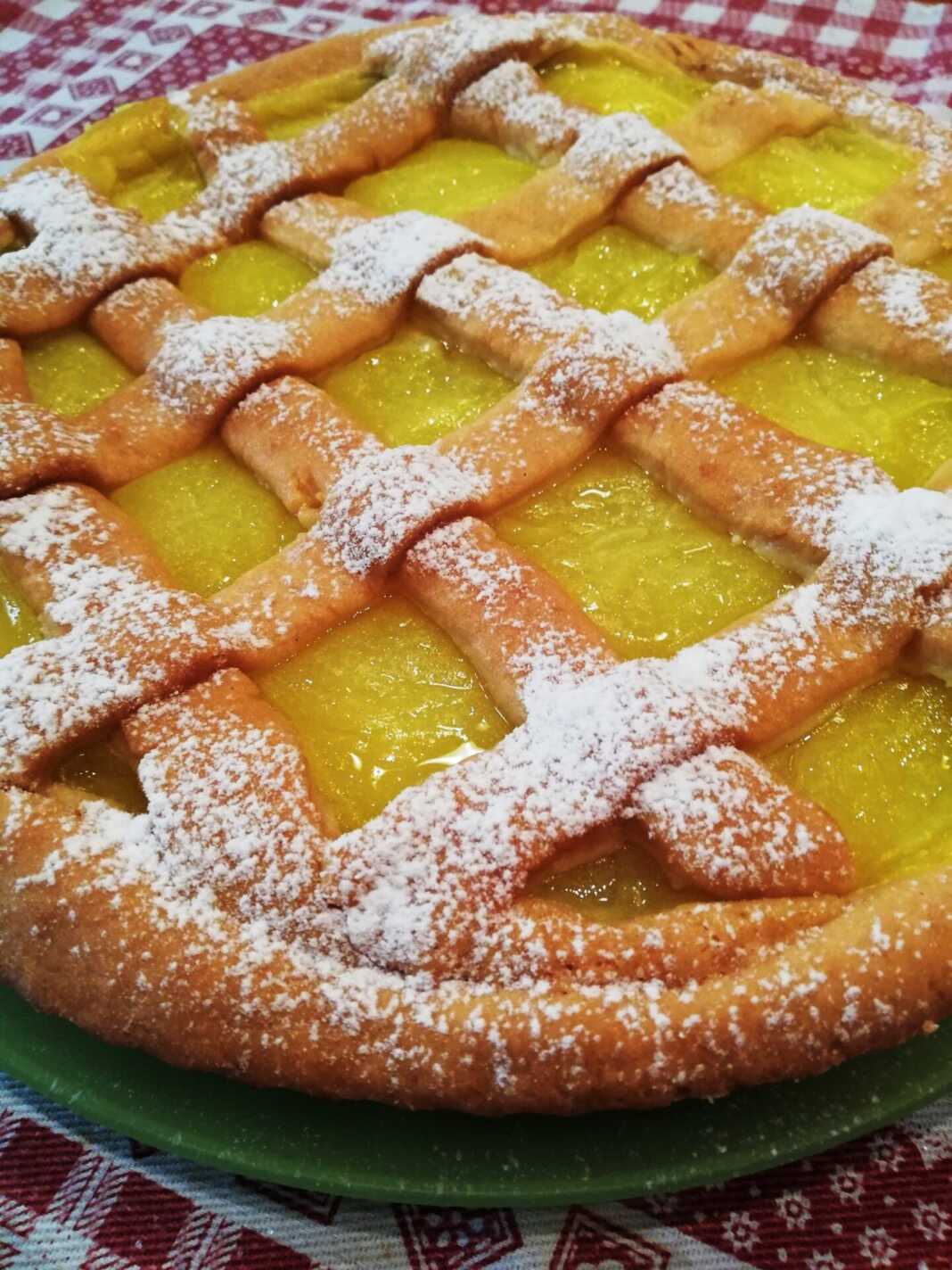 Πάστα Φλώρα Λεμονιού, ψημένη με καφασωτό σχέδιο.