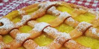 Πάστα Φλώρα Λεμονιού, ψημένη με καφασωτό σχέδιο.