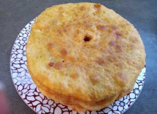 Χρυσαφένια τηγανόψωμα γεμιστά με φέτα τοποθετημένα το ένα πάνω στο άλλο σε πιατέλα