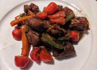 Χοιρινό με λαχανικά σ' ένα τηγάνι