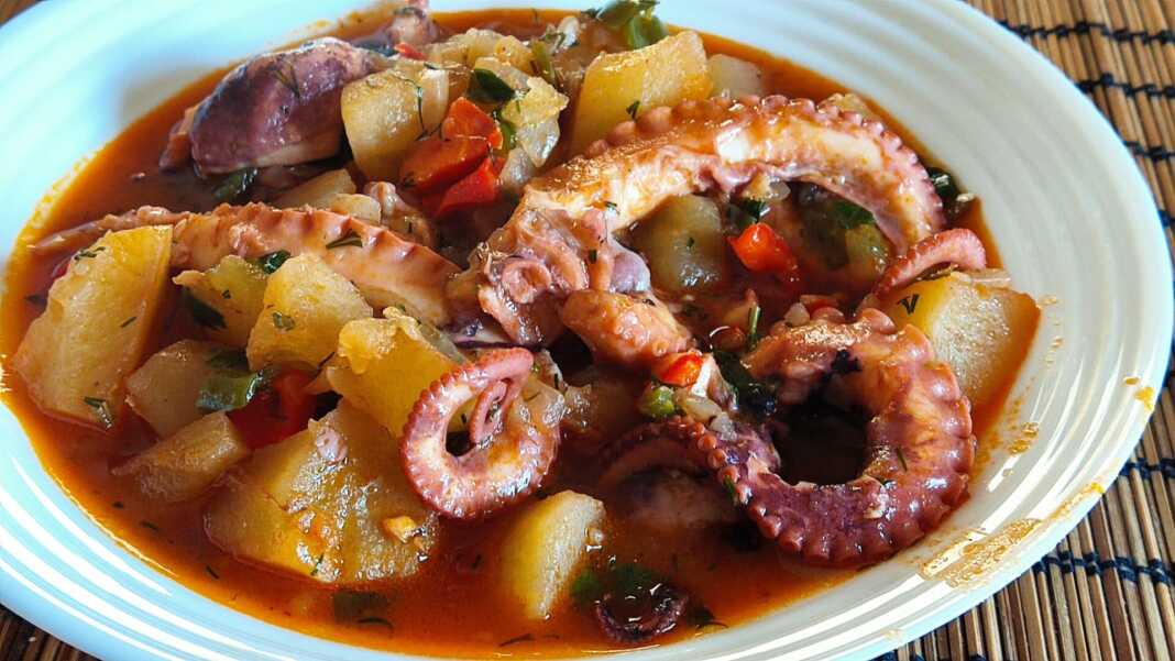 Χταπόδι βραστό με πατάτες